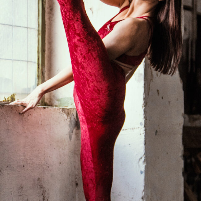 u5jhkpruji.Adriana-leggings-velvet-red-2.jpg